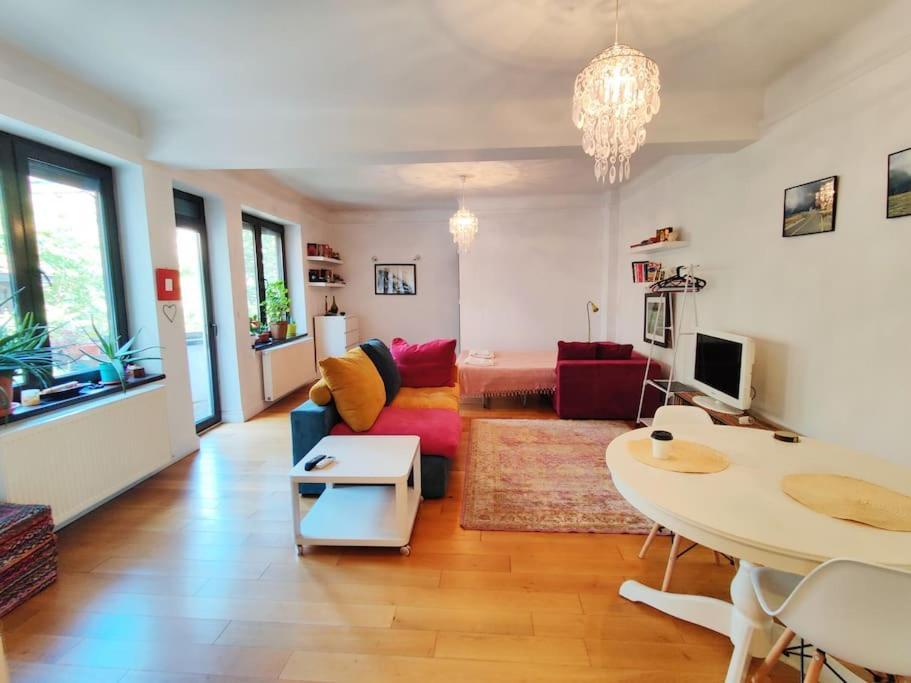Old Town Bohemian With Garden View Balcony Appartamento Bucarest